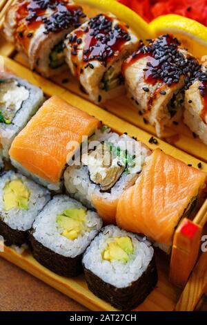 Sushi-Sets verschiedener Sushi-Arten werden für den Einsatz in einem Restaurant ausgehärtet. Köstliche japanische Küche. Stockfoto