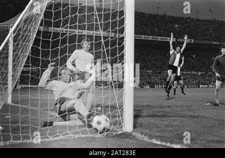 Finale des UEFA-Pokals 1974 zweite Etappe zwischen Feyenoord und Spurs, das erste Tor von Wim Rijsbergen (nicht im Bild) zeigte, und Phil Beal, der eine Torlinien-Freistellung versuchte. Feyenoords Lex Schoenmaker Celebrating, Spurs' Martin Peters und Pat Jennings ebenfalls im Bild. Gewonnen von Feyenoord 2-0 (4-2 auf Aggregat); Stockfoto