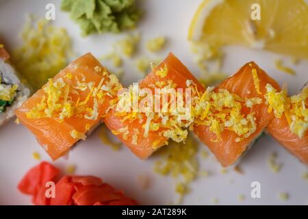 Sushi mit Essstäbchen essen. Sushi Roll japanisches Essen im Restaurant. California Sushi-Rollen-Set mit Lachs. Stockfoto