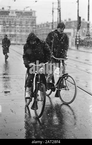 Erste Schnee-Radfahrer in Amsterdam Datum: 14. Januar 1983 Ort: Amsterdam, Noord-Holland Schlagwörter: Glätte, stimmungsvolle Bilder, Winter Stockfoto