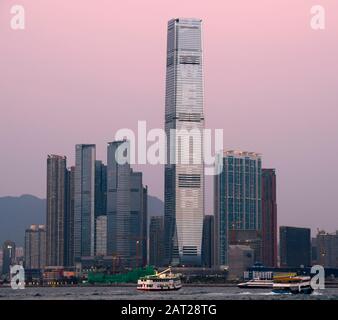 Hongkong, das höchste Gebäude des Internationalen Handelszentrums ICC, wird für das chinesische Neujahr 2020, Hongkong, China, eingerichtet. Stockfoto