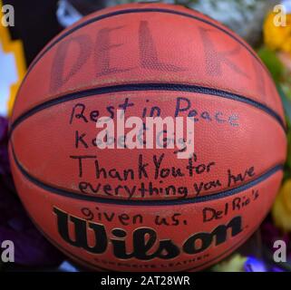 Los Angeles, Kalifornien, USA. Januar 2020. Das am 29. Januar 2020 aufgenommene Foto zeigt einen Basketball in der Nähe des Staples Centers, um Kobe Bryant in Los Angeles, Kalifornien, den Vereinigten Staaten Respekt zu zollen. Der pensionierte NBA-Star Kobe Bryant war einer von neun Menschen, die bei einem Hubschrauberabsturz inmitten eines nebligen Zustandes in den Hügeln oberhalb von Calabasas, Südkalifornien, am 26. Januar 2020 getötet wurden. Kredit: Li Ying/Xinhua/Alamy Live News Stockfoto