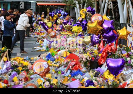 Los Angeles, Kalifornien, USA. Januar 2020. Trauernde versammeln sich in der Nähe des Staples Centers, um Kobe Bryant am 29. Januar 2020 in Los Angeles, Kalifornien, den Vereinigten Staaten, Respekt zu zollen. Der pensionierte NBA-Star Kobe Bryant war einer von neun Menschen, die bei einem Hubschrauberabsturz inmitten eines nebligen Zustandes in den Hügeln oberhalb von Calabasas, Südkalifornien, am 26. Januar 2020 getötet wurden. Kredit: Li Ying/Xinhua/Alamy Live News Stockfoto