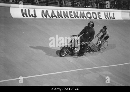 Radweltmeisterschaften 1979 im Olympiastadion in Amsterdam Finale Stayers Amateure; Weltmeister Mattheus Show mit Gangmacher Datum: 30. August 1979 Ort: Amsterdam, Noord-Holland Schlagwörter: Sport, Radsport persönlicher Name: Pronk, Mattheus Stockfoto