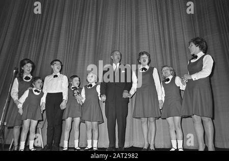 Finale des Songs Do Re Mi aus dem Film Sound of Music, Wettbewerb für Familien im Kino Du Midi in Amsterdam, Familie Kortekaas aus Noordwijk, Gewinnerdatum: 15. Februar 1966 Ort: Amsterdam, Noord-Holland Schlagwörter: Kinos, Familien, Filme, Gruppenporträts, Musik, Wettbewerbe, Gesangsgruppen persönlicher Name: Kortekaas Stockfoto