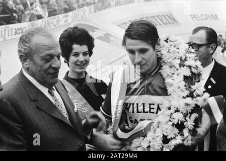 Beenden Sie den 6-tägigen Radsport RAI Amsterdam. Gewinnerpaar Post (links) und Deloof während der Ehrenrunde mit Kranzdatum: 17. Dezember 1969 Ort: Amsterdam, Noord-Holland Schlüsselwörter: CYCLEN persönlicher Name: Name der Posteinrichtung: RAI Stockfoto