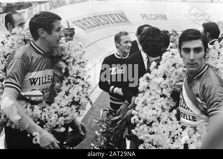Beenden Sie den 6-tägigen Radsport RAI Amsterdam. Gewinnerpaar Post (links) und Deloof während der Ehrenrunde mit Kranzdatum: 17. Dezember 1969 Ort: Amsterdam, Noord-Holland Schlüsselwörter: CYCLEN persönlicher Name: Name der Posteinrichtung: RAI Stockfoto