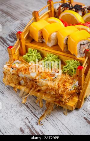 Sushi-Sets verschiedener Sushi-Arten werden für den Einsatz in einem Restaurant ausgehärtet. Köstliche japanische Küche. Stockfoto