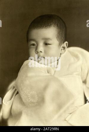Erstes Bild des drei Monate alten japanischen Thronfolgers Akihito. Tokio, Japan, März 1934. Erstes Foto des japanischen Thronfolgers, des 3 Monate alten Prinzen Akihito, Tokio, Japan, März 1934. Stockfoto