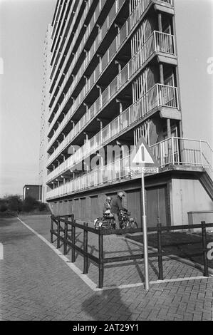 Wohnungen in Limburgse Eygelshoven müssen abgerissen werden Straßen verwenden defektes Material; Gefahrenzone innerhalb des markierten Bereichs befindet sich auf dem Schild in der Nähe der Wohnung/Datum: 6. Dezember 1976 Standort: Eygelshoven Schlüsselwörter: Brett, Wohnungen Stockfoto