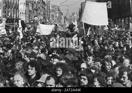 FNV-Manifestation auf dem Dam Square, Amsterdam; Überblick Massenversammlung Datum: 20. März 1980 Ort: Amsterdam, Noord-Holland Schlüsselwörter: Tagungen, Veranstaltungen Stockfoto