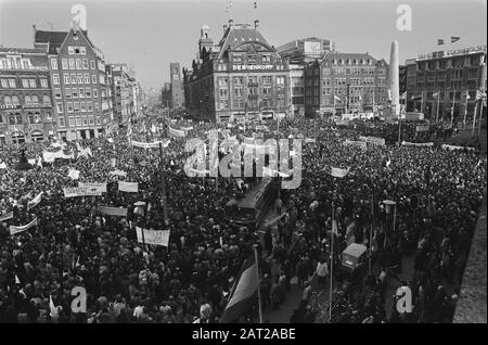 FNV-Manifestation auf dem Dam Square, Amsterdam; Überblick Massenversammlung Datum: 20. März 1980 Ort: Amsterdam, Noord-Holland Schlüsselwörter: Tagungen, Veranstaltungen Stockfoto