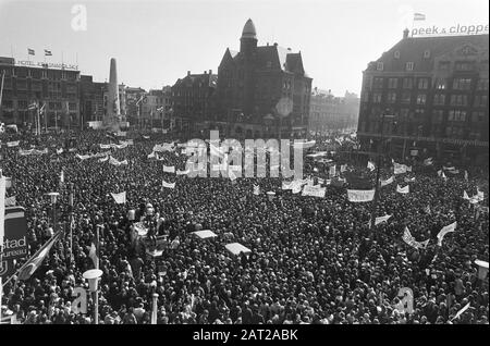 FNV-Manifestation auf dem Dam Square, Amsterdam; Überblick Massenversammlung Datum: 20. März 1980 Ort: Amsterdam, Noord-Holland Schlüsselwörter: Tagungen, Veranstaltungen Stockfoto