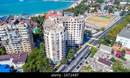 Mehrstöckige Wohnhäuser am Ufer der Gelendzhik Bay. Luftansicht. Sichtbares Meer, Berge, Strand. Erholungsort Leben in der Stadt Stockfoto