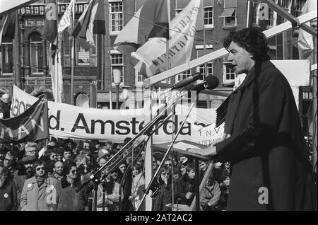FNV-Manifestation auf dem Dam, Amsterdam; FNV-Vorsitzender Wim Kok spricht zum Crowd Date: 20. März 1980 Ort: Amsterdam, Noord-Holland Schlüsselwörter: Veranstaltungen persönlicher Name: Kok, Wim Stockfoto