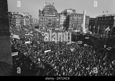 FNV-Manifestation auf Dam, Amsterdam; Übersichten über Dam Dam Datum: 20. März 1980 Ort: Amsterdam, Noord-Holland Schlüsselwörter: Veranstaltungen Stockfoto
