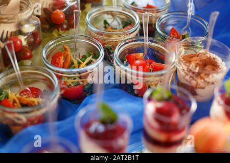 Kalte GemüseSnacks am Buffet. Party- oder Pub-Konzept. Stockfoto