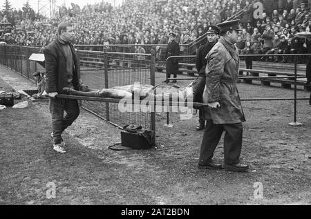 Fußballspiel Fortuna 54 - Feyenoord te Geleen (2-6) Fortunaspeler Bert Van de Wall wurde getragen Datum: 27. November 1966 Ort: Geleen, Limburger Schlüsselwörter: Sport, Sportverletzungen, Fußball Personenname: Wall, Bert des Institutionsnamens: Feyenoord Stockfoto