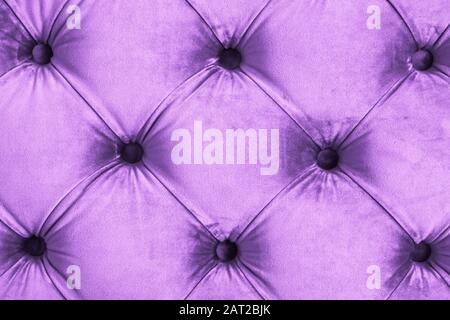 Möbel Design, klassische Interieur und Royal vintage Material Konzept - Purple Luxus velour Steppjacke sofa Polster mit Knöpfen, elegante Wohnkultur Stockfoto