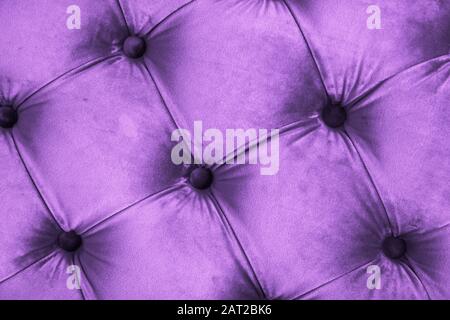 Möbel Design, klassische Interieur und Royal vintage Material Konzept - Purple Luxus velour Steppjacke sofa Polster mit Knöpfen, elegante Wohnkultur Stockfoto
