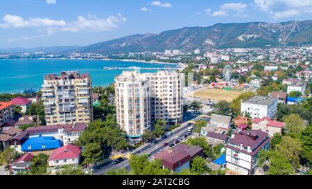Mehrstöckige Wohnhäuser am Ufer der Gelendzhik Bay. Luftansicht. Sichtbares Meer, Berge, Strand. Erholungsort Leben in der Stadt Stockfoto