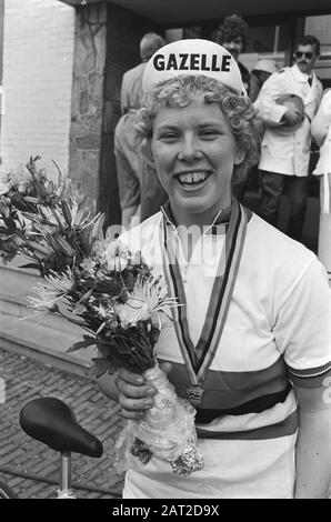 Weltmeisterschaft der Frauen 1979 in Valkenburg Weltmeisterin Petra de Bruin im Regenbogentrikot Datum: 25. August 1979 Ort: Limburger, Valkenburger Schlüsselwörter: Ehrungen, Porträts, Sport, Radsport persönlicher Name: Bruin, Petra de Stockfoto