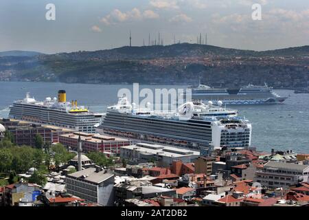 Istanbul, TÜRKEI - 11. MAI 2009: Zwei Kreuzfahrtschiffe, die im Hafen von Karakoy in Istanbul angedockt sind. Ein drittes Schiff hat die Bosporus Strait in See gestellt. Stockfoto