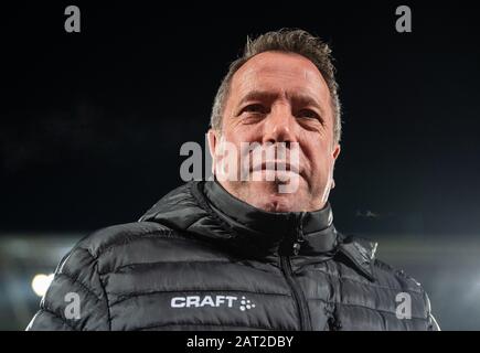 29. Januar 2020, Sachsen, Dresden: Fußball: 2. Bundesliga, SG Dynamo Dresden - Karlsruher SC, 19. Spieltag, im Rudolf-Harbig-Stadion steht Dynamos Trainer Markus Kauczinski kurz vor dem Start in das Spiel im Stadion. Foto: Robert Michael / dpa-Zentralbild / dpa - WICHTIGER HINWEIS: Gemäß den Vorschriften der DFL Deutsche Fußball Liga und des DFB Deutscher Fußball-Bund ist es verboten, im Stadion und/oder aus dem Spiel fotografierte Bilder in Form von Sequenzbildern und/oder videoartigen Fotoserien zu verwerten oder auszubeuten. Stockfoto