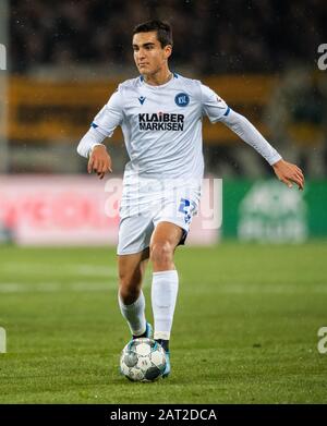 29. Januar 2020, Sachsen, Dresden: Fußball: 2. Bundesliga, SG Dynamo Dresden - Karlsruher SC, 19. Spieltag, im Rudolf-Harbig-Stadion Karlsruhe spielt Dirk Carlson den Ball. Foto: Robert Michael / dpa-Zentralbild / dpa - WICHTIGER HINWEIS: Gemäß den Vorschriften der DFL Deutsche Fußball Liga und des DFB Deutscher Fußball-Bund ist es verboten, im Stadion und/oder aus dem Spiel fotografierte Bilder in Form von Sequenzbildern und/oder videoartigen Fotoserien zu verwerten oder auszubeuten. Stockfoto