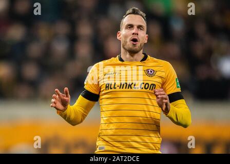 29. Januar 2020, Sachsen, Dresden: Fußball: 2. Bundesliga, SG Dynamo Dresden - Karlsruher SC, 19. Spieltag, im Rudolf-Harbig-Stadion Dynamos Patrick Schmidt. Foto: Robert Michael / dpa-Zentralbild / dpa - WICHTIGER HINWEIS: Gemäß den Vorschriften der DFL Deutsche Fußball Liga und des DFB Deutscher Fußball-Bund ist es verboten, im Stadion und/oder aus dem Spiel fotografierte Bilder in Form von Sequenzbildern und/oder videoartigen Fotoserien zu verwerten oder auszubeuten. Stockfoto