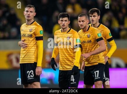 29. Januar 2020, Sachsen, Dresden: Fußball: 2. Bundesliga, SG Dynamo Dresden - Karlsruher SC, 19. Spieltag, im Rudolf-Harbig-Stadion Dynamos Florian Ballas (l-r), Jannis Nikolaou, Rene Klingenburg und Alexander Jeremejeff warten auf einen Eckstoß. Foto: Robert Michael / dpa-Zentralbild / dpa - WICHTIGER HINWEIS: Gemäß den Vorschriften der DFL Deutsche Fußball Liga und des DFB Deutscher Fußball-Bund ist es verboten, im Stadion und/oder aus dem Spiel fotografierte Bilder in Form von Sequenzbildern und/oder videoartigen Fotoserien zu verwerten oder auszubeuten. Stockfoto