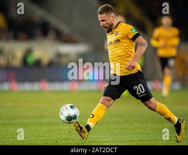 29. Januar 2020, Sachsen, Dresden: Fußball: 2. Bundesliga, SG Dynamo Dresden - Karlsruher SC, 19. Spieltag, im Rudolf-Harbig-Stadion Dynamos Patrick Ebert spielt den Ball. Foto: Robert Michael / dpa-Zentralbild / dpa - WICHTIGER HINWEIS: Gemäß den Vorschriften der DFL Deutsche Fußball Liga und des DFB Deutscher Fußball-Bund ist es verboten, im Stadion und/oder aus dem Spiel fotografierte Bilder in Form von Sequenzbildern und/oder videoartigen Fotoserien zu verwerten oder auszubeuten. Stockfoto