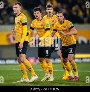 29. Januar 2020, Sachsen, Dresden: Fußball: 2. Bundesliga, SG Dynamo Dresden - Karlsruher SC, 19. Spieltag, im Rudolf-Harbig-Stadion Dynamos Florian Ballas (l-r), Jannis Nikolaou, Alexander Jeremejeff und Rene Klingenburg warten auf einen Eckstoß. Foto: Robert Michael / dpa-Zentralbild / dpa - WICHTIGER HINWEIS: Gemäß den Vorschriften der DFL Deutsche Fußball Liga und des DFB Deutscher Fußball-Bund ist es verboten, im Stadion und/oder aus dem Spiel fotografierte Bilder in Form von Sequenzbildern und/oder videoartigen Fotoserien zu verwerten oder auszubeuten. Stockfoto