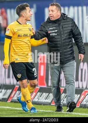 29. Januar 2020, Sachsen, Dresden: Fußball: 2. Bundesliga, SG Dynamo Dresden - Karlsruher SC, 19. Spieltag, im Rudolf-Harbig-Stadion Dynamos Trainer Markus Kauczinski (r) gibt Baris Atik Anweisungen. Foto: Robert Michael / dpa-Zentralbild / dpa - WICHTIGER HINWEIS: Gemäß den Vorschriften der DFL Deutsche Fußball Liga und des DFB Deutscher Fußball-Bund ist es verboten, im Stadion und/oder aus dem Spiel fotografierte Bilder in Form von Sequenzbildern und/oder videoartigen Fotoserien zu verwerten oder auszubeuten. Stockfoto