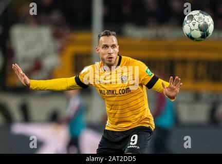 29. Januar 2020, Sachsen, Dresden: Fußball: 2. Bundesliga, SG Dynamo Dresden - Karlsruher SC, 19. Spieltag, im Rudolf-Harbig-Stadion Dynamos Patrick Schmidt spielt den Ball. Foto: Robert Michael / dpa-Zentralbild / dpa - WICHTIGER HINWEIS: Gemäß den Vorschriften der DFL Deutsche Fußball Liga und des DFB Deutscher Fußball-Bund ist es verboten, im Stadion und/oder aus dem Spiel fotografierte Bilder in Form von Sequenzbildern und/oder videoartigen Fotoserien zu verwerten oder auszubeuten. Stockfoto