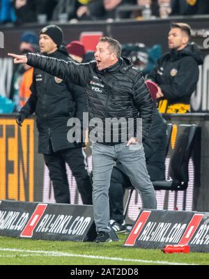 29. Januar 2020, Sachsen, Dresden: Fußball: 2. Bundesliga, SG Dynamo Dresden - Karlsruher SC, 19. Spieltag, im Rudolf-Harbig-Stadion Dynamos Trainer Markus Kauczinski gestikulierend. Foto: Robert Michael / dpa-Zentralbild / dpa - WICHTIGER HINWEIS: Gemäß den Vorschriften der DFL Deutsche Fußball Liga und des DFB Deutscher Fußball-Bund ist es verboten, im Stadion und/oder aus dem Spiel fotografierte Bilder in Form von Sequenzbildern und/oder videoartigen Fotoserien zu verwerten oder auszubeuten. Stockfoto