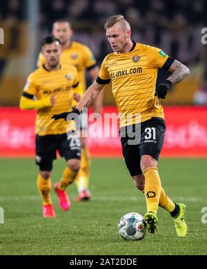 29. Januar 2020, Sachsen, Dresden: Fußball: 2. Bundesliga, SG Dynamo Dresden - Karlsruher SC, 19. Spieltag, im Rudolf-Harbig-Stadion Dynamos Brian Hamalainen spielt den Ball. Foto: Robert Michael / dpa-Zentralbild / dpa - WICHTIGER HINWEIS: Gemäß den Vorschriften der DFL Deutsche Fußball Liga und des DFB Deutscher Fußball-Bund ist es verboten, im Stadion und/oder aus dem Spiel fotografierte Bilder in Form von Sequenzbildern und/oder videoartigen Fotoserien zu verwerten oder auszubeuten. Stockfoto