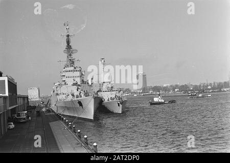 Französischer Flottenrahmen in Amsterdam unter dem Kommando von Vizeführer Admiral Ph. De Gaulle (Sohn ex-präsident); geführte Waffenkreuzer Colbert und Fregatte Aconit bis heute: 5. März 1976 Standort: Amsterdam, Nordholland-Schlüsselwörter: Fregatten persönlicher Name: Gaulle, Philippe de Stockfoto