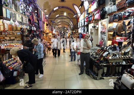 Istanbul, TÜRKEI - 09. MAI 2009: Geschäfte im beiliegenden Grand Bazaar, die Gegenstände wie Schuhe, Handtaschen, Gesellschaftsspiele und Kleidung verkaufen. Der Basar ist Stockfoto