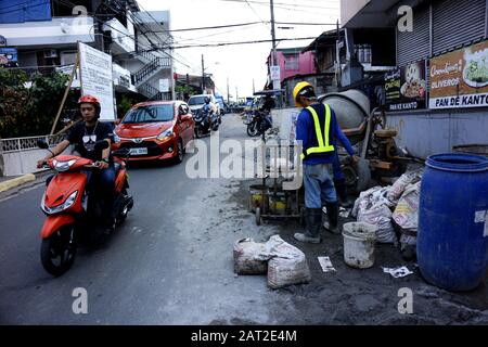 Antipolo City, Philippinen - 29. Januar 2020: Fahrzeuge passieren eine Straße, auf der ein Straßenbauprojekt läuft. Stockfoto