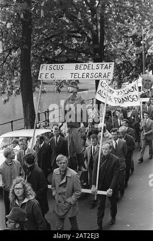 Obstbauer demonstrieren mit Schildern in den Haag; Demonstranten mit Puppen am Galgen Datum: 27. Mai 1970 Ort: Den Haag, Zuid-Holland Schlüsselwörter: Demonstranten, Demonstrationen, Obstbauer Stockfoto