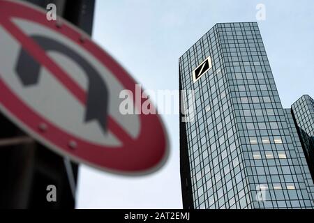 Das Themenbild der Deutschen Bank. Symbolisches Foto, ein Verkehrszeichen "keine Wende" im Vordergrund, die Zwillingstürme der Deutschen Bank in Frankfurt im Hintergrund, Unternehmenssitz, Allgemein, Merkmal, Randmotiv, anlässlich der Bilanzpressekonferenz der Deutschen Bank AG für das Geschäftsjahr am 31. Januar, 2013 in Frankfurt am Main Ã "Â" weltweit Stockfoto