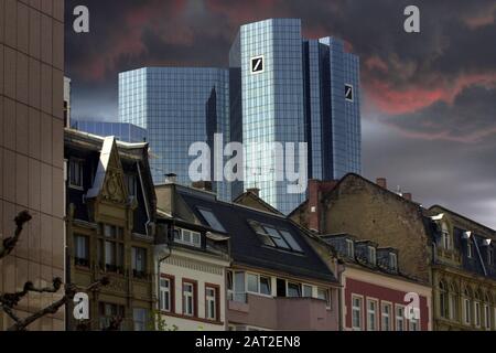 Frankfurt, Deutschland. Januar 2020. Das Themenbild der Deutschen Bank. FOTOVERSAMMLUNG: Deutsche Bank, Zentrale, Hochhaus, Tuerme, Frankfurt, Außenansicht, Bankenkrise, Schließung von Filialen weltweite Nutzung Credit: Dpa / Alamy Live News Stockfoto