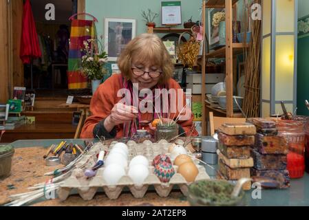 28. Januar 2020, Brandenburg, Lübbenau: Bärbel lange sitzt an ihrem Arbeitsplatz in der Werkstatt für sorbische Ostereier. Sie schmückt das ganze Jahr über weiße Hühnereier mit der Wachsbatik und der bossier-technik. Nach etwa zwei Stunden verwandeln sich die einfachen und unauffälligen Hühnereier in kleine Kunstwerke. Die Sorben in der Lausitz sind berühmt für die künstlerische Dekoration der Ostereier. Foto: Stephan Schulz / dpa-Zentralbild / ZB Stockfoto