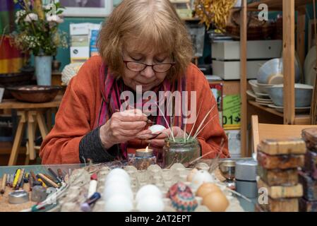 28. Januar 2020, Brandenburg, Lübbenau: Bärbel lange sitzt in ihrem Workshop für sorbische Ostereier. Sie schmückt das ganze Jahr über weiße Hühnereier mit der Wachsbatik und der bossier-technik. Nach etwa zwei Stunden sind die einfachen und unauffälligen Hühnereier zu kleinen Kunstwerken geworden. Die Sorben in der Lausitz sind berühmt für die künstlerische Dekoration der Ostereier. Foto: Stephan Schulz / dpa-Zentralbild / ZB Stockfoto