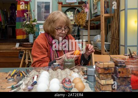 28. Januar 2020, Brandenburg, Lübbenau: Bärbel lange sitzt an ihrem Arbeitsplatz in der Werkstatt für sorbische Ostereier. Sie schmückt das ganze Jahr über weiße Hühnereier mit der Wachsbatik und der bossier-technik. Nach etwa zwei Stunden verwandeln sich die einfachen und unauffälligen Hühnereier in kleine Kunstwerke. Die Sorben in der Lausitz sind berühmt für die künstlerische Dekoration der Ostereier. Foto: Stephan Schulz / dpa-Zentralbild / ZB Stockfoto