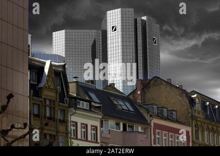 Frankfurt, Deutschland. Januar 2020. Das Themenbild der Deutschen Bank. FOTOVERSAMMLUNG: Deutsche Bank, Zentrale, Hochhaus, Tuerme, Frankfurt, Außenansicht, Bankenkrise, Schließung von Filialen weltweite Nutzung Credit: Dpa / Alamy Live News Stockfoto