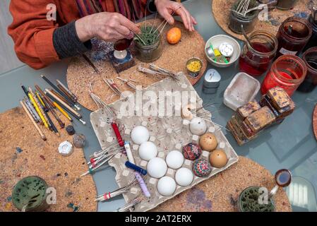 28. Januar 2020, Brandenburg, Lübbenau: Bärbel lange sitzt an ihrem Arbeitsplatz in der Werkstatt für sorbische Ostereier. Sie schmückt das ganze Jahr über weiße Hühnereier mit der Wachsbatik und der bossier-technik. Nach etwa zwei Stunden verwandeln sich die einfachen und unauffälligen Hühnereier in kleine Kunstwerke. Die Sorben in der Lausitz sind berühmt für die künstlerische Dekoration der Ostereier. Foto: Stephan Schulz / dpa-Zentralbild / ZB Stockfoto