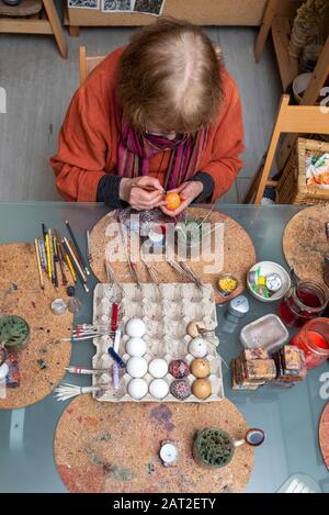 28. Januar 2020, Brandenburg, Lübbenau: Bärbel lange sitzt an ihrem Arbeitsplatz in der Werkstatt für sorbische Ostereier. Sie schmückt das ganze Jahr über weiße Hühnereier mit der Wachsbatik und der bossier-technik. Nach etwa zwei Stunden verwandeln sich die einfachen und unauffälligen Hühnereier in kleine Kunstwerke. Die Sorben in der Lausitz sind berühmt für die künstlerische Dekoration der Ostereier. Foto: Stephan Schulz / dpa-Zentralbild / ZB Stockfoto
