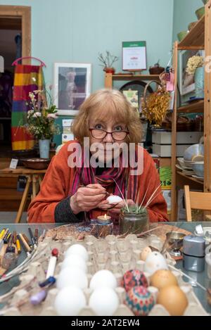 28. Januar 2020, Brandenburg, Lübbenau: Bärbel lange sitzt in ihrem Workshop für sorbische Ostereier. Sie schmückt das ganze Jahr über weiße Hühnereier mit der Wachsbatik und der bossier-technik. Nach etwa zwei Stunden sind die einfachen und unauffälligen Hühnereier zu kleinen Kunstwerken geworden. Die Sorben in der Lausitz sind berühmt für die künstlerische Dekoration der Ostereier. Foto: Stephan Schulz / dpa-Zentralbild / ZB Stockfoto